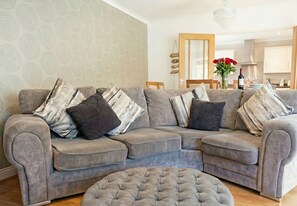 Smart TV - Four Oaks Cottage – Charming Family Stay with Hot Tub & Garden, Sleeps 8 (Cargo)