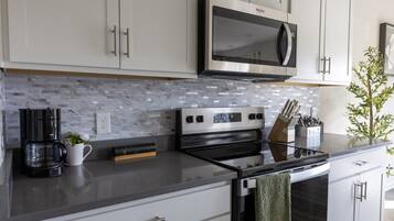 Refrigerador, microondas, horno, placa de cocina