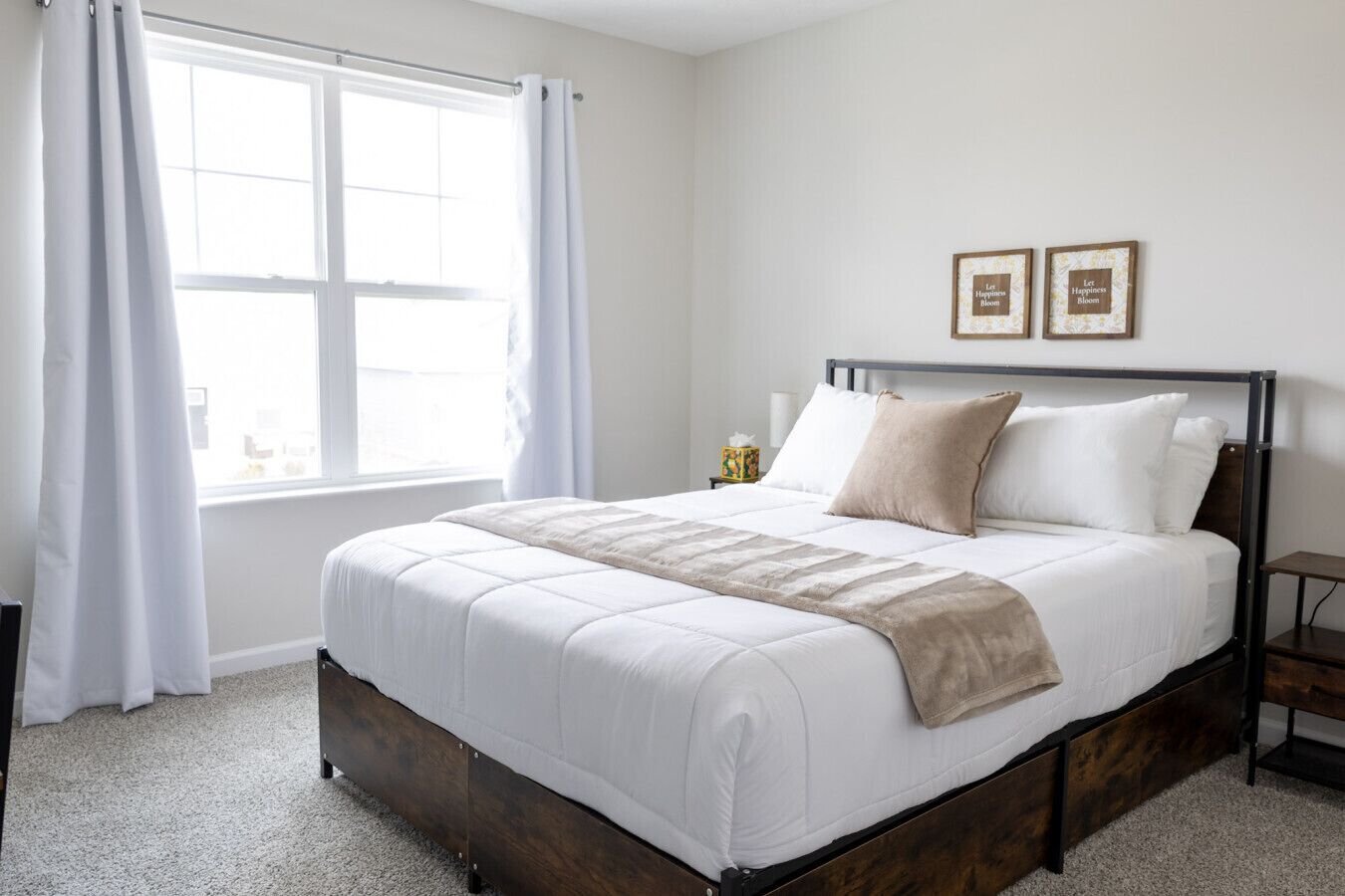 デスク、WiFi、ベッドシーツ