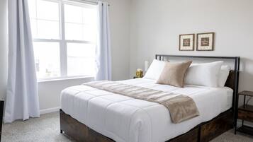 Skrivbord, wi-fi och sÀngklÀder