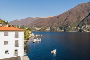 A lake with boats, a building with balconies, and mountains in the background. - Villa Sull'acqua - Lakefront/Modern/AC/Parking (Laglio)