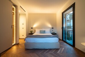 A modern bedroom with a large bed, bedside lamps, a view through a glass door, and a wooden floor. - Villa Sull'acqua - Lakefront/Modern/AC/Parking (Laglio)
