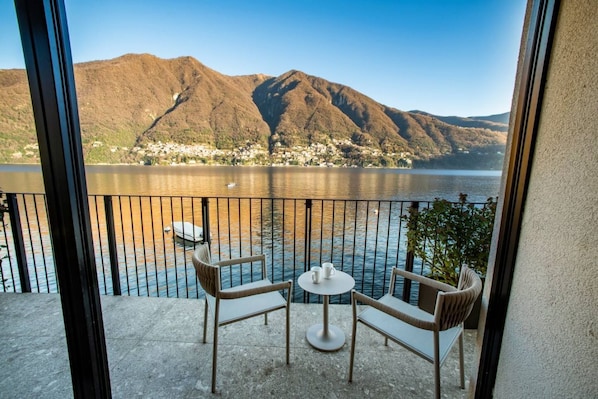 A balcony with two wicker chairs and a small table, overlooking a lake with mountains in the background. - Villa Sull'acqua - Lakefront/Modern/AC/Parking (Laglio)