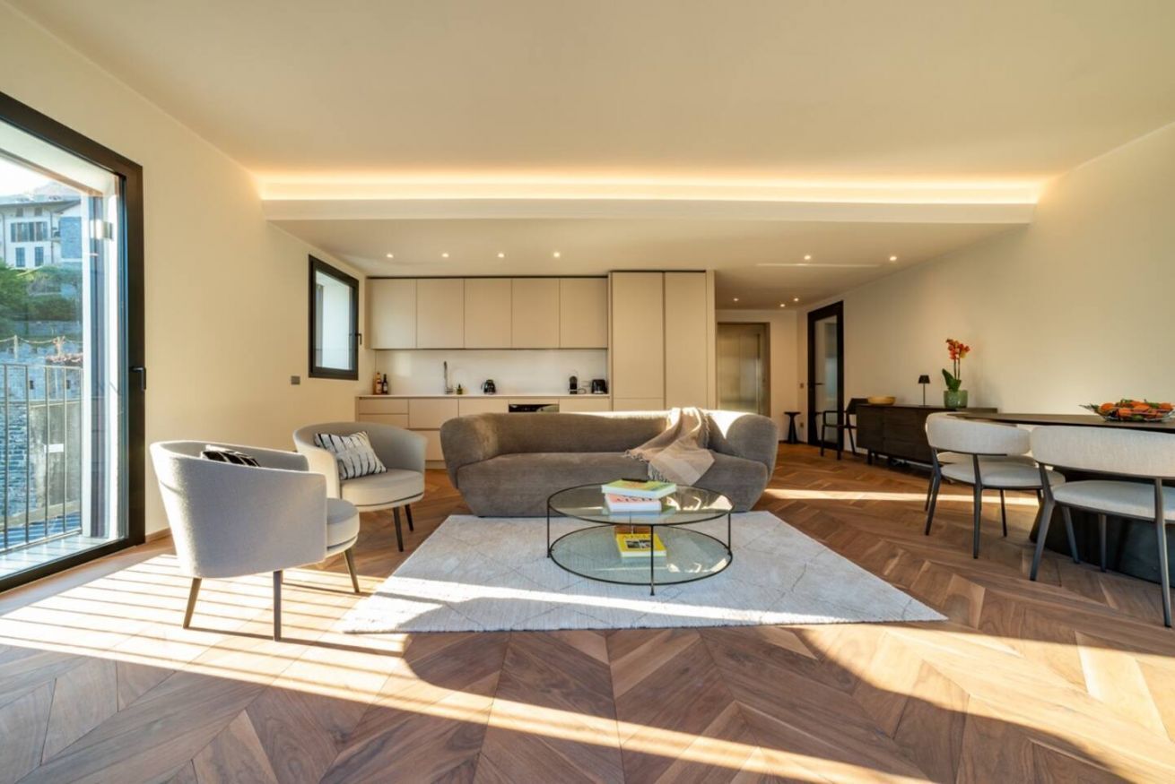 Ein modernes Wohnzimmer mit einer Couch, einem Couchtisch und einem Essbereich.