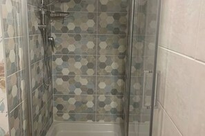 Dusche, Haartrockner, Bidet, Seife