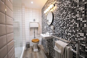 Shower, hair dryer, towels, soap - 3 Bedroom Modern Sea Front Apartment (Sheringham)