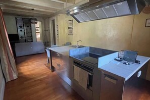 Frigorifero, microonde, forno, piano cottura