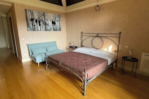 1 habitación, tabla de planchar con plancha, wifi gratis y ropa de cama 