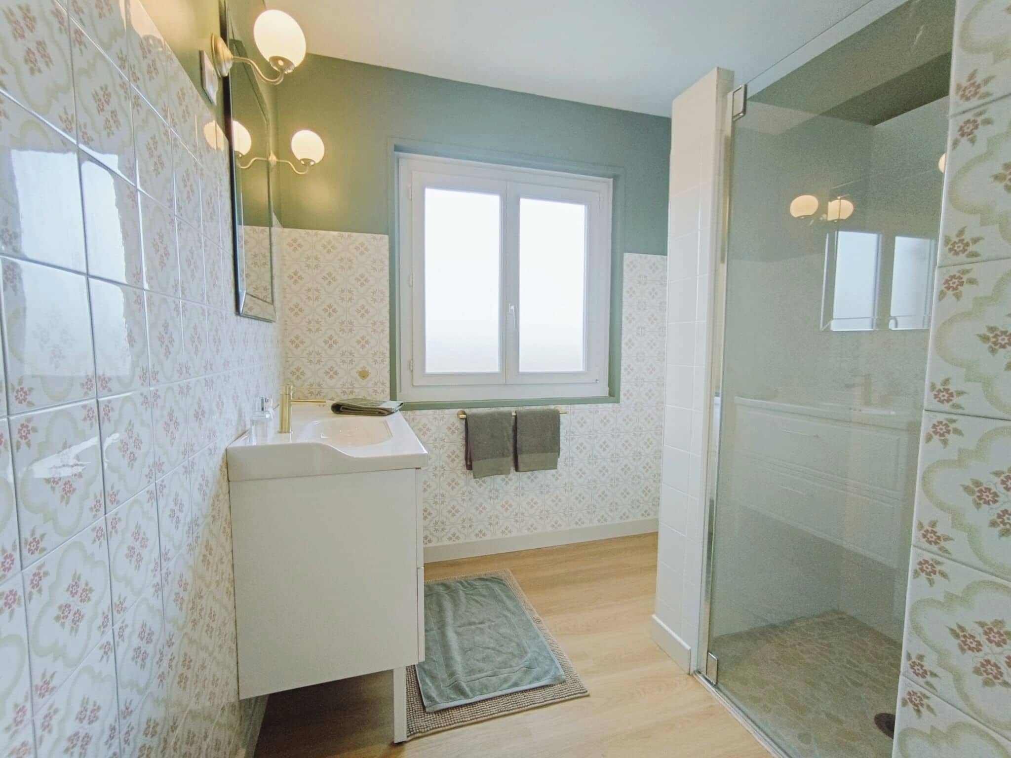 Een douche, een haardroger, handdoeken