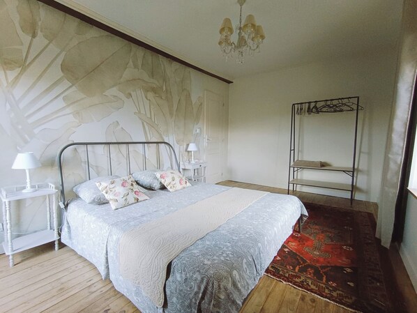 Free WiFi, bed sheets