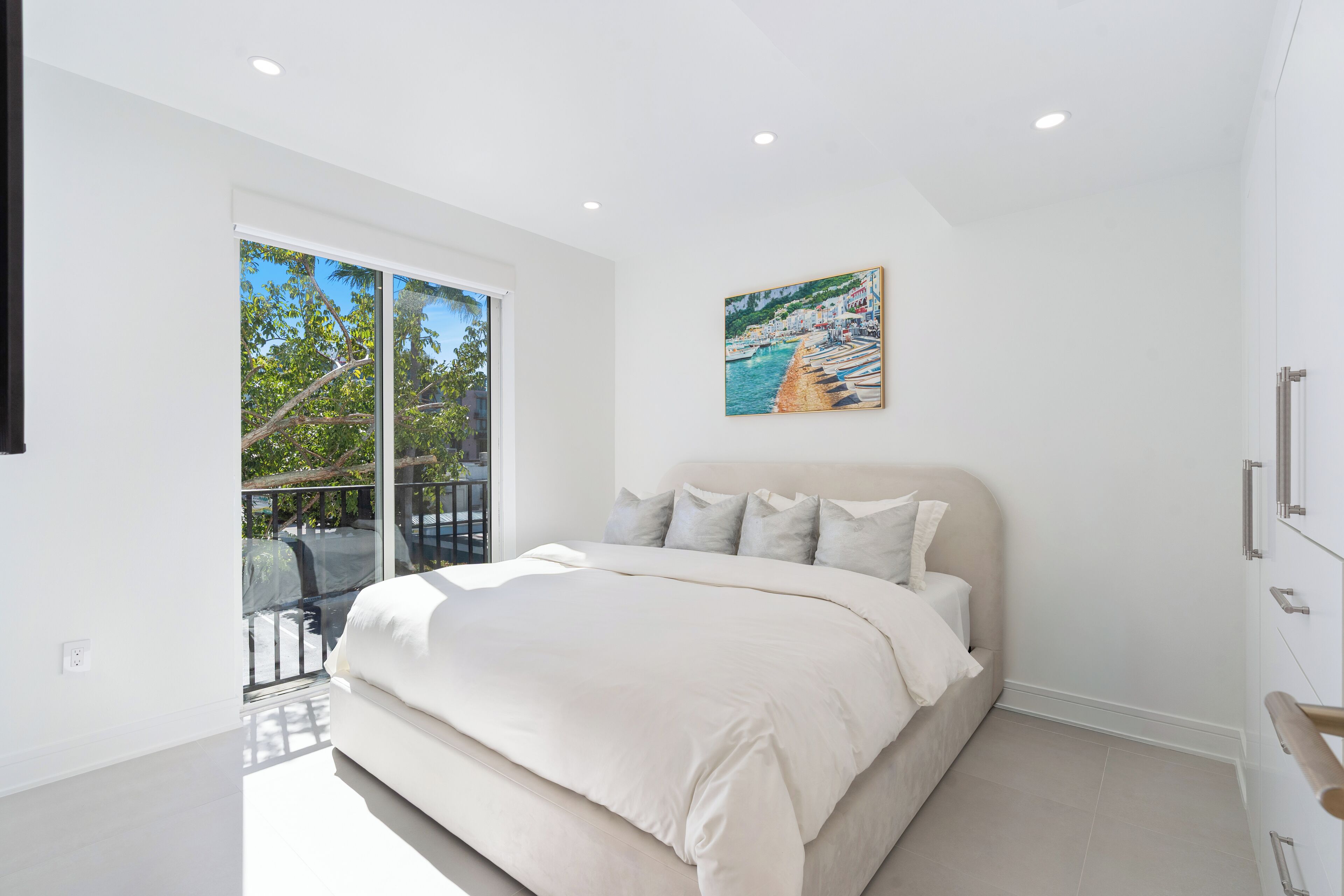 4 makuuhuonetta, silitysrauta/-lauta, ilmainen Wi-Fi, vuodevaatteet