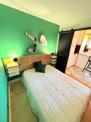 Tabla de planchar con plancha, wifi gratis y ropa de cama 