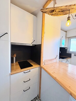 Kühlschrank, Mikrowelle, Herdplatte, Wasserkocher mit Kaffee-/Teezubehör