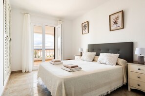 3 bedrooms, in-room safe, iron/ironing board, free WiFi - Villa Dolfins by Escape Home (Torre Solí Nou)