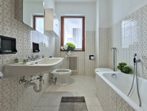 Douche, sèche-cheveux, serviettes fournies