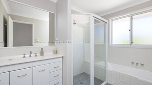 Shower, towels - Port View on the Peninsula (Lemon Tree Passage)