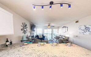 Televisión, chimenea, videojuegos