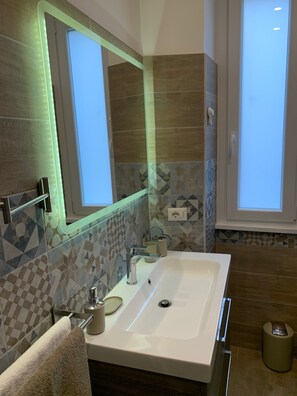 Shower, hair dryer, towels - Holiday Home 'Casa Muzio Scevola' with Wi-Fi and Air Conditioning (Roma)