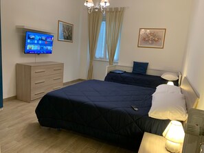 Iron/ironing board, WiFi, bed sheets - Holiday Home 'Casa Muzio Scevola' with Wi-Fi and Air Conditioning (Roma)