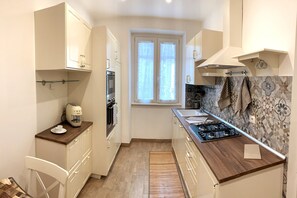 Fridge, microwave, oven, stovetop - Holiday Home 'Casa Muzio Scevola' with Wi-Fi and Air Conditioning (Roma)