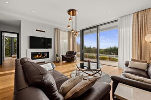 TV - Luxury Villa Miracle – wellness, pool, gym (Nova Vas)
