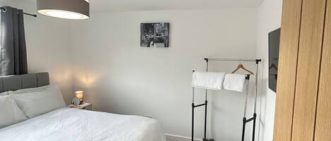 Iron/ironing board, WiFi, bed sheets