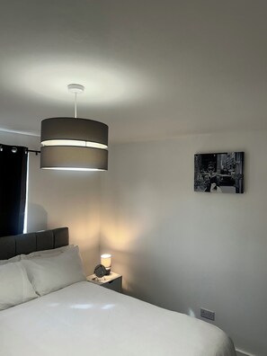 Iron/ironing board, WiFi, bed sheets - cozy serene flat (Dudley)