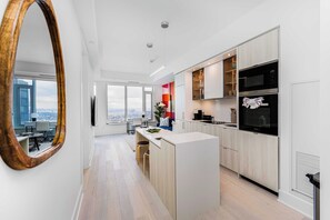 Interior - Luxury 1BR + Den Suite – Balcony with Amazing City Views (Toronto)