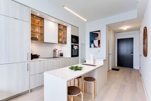 Private kitchen - Luxurious Hotel Suite with Skyline views (Toronto)