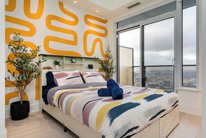 Room - Luxurious Hotel Suite with Skyline views (Toronto)