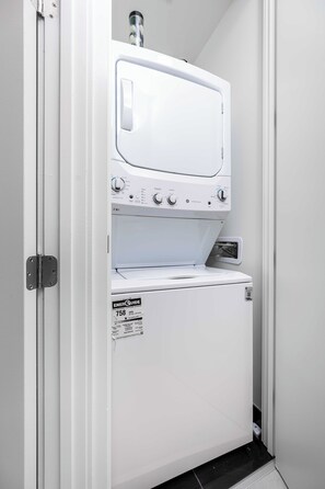 Interior - Luxury 1BR + Den Suite – Balcony with Amazing City Views (Toronto)