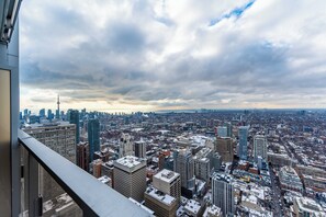 Property grounds - Luxury 1BR + Den Suite – Balcony with Amazing City Views (Toronto)