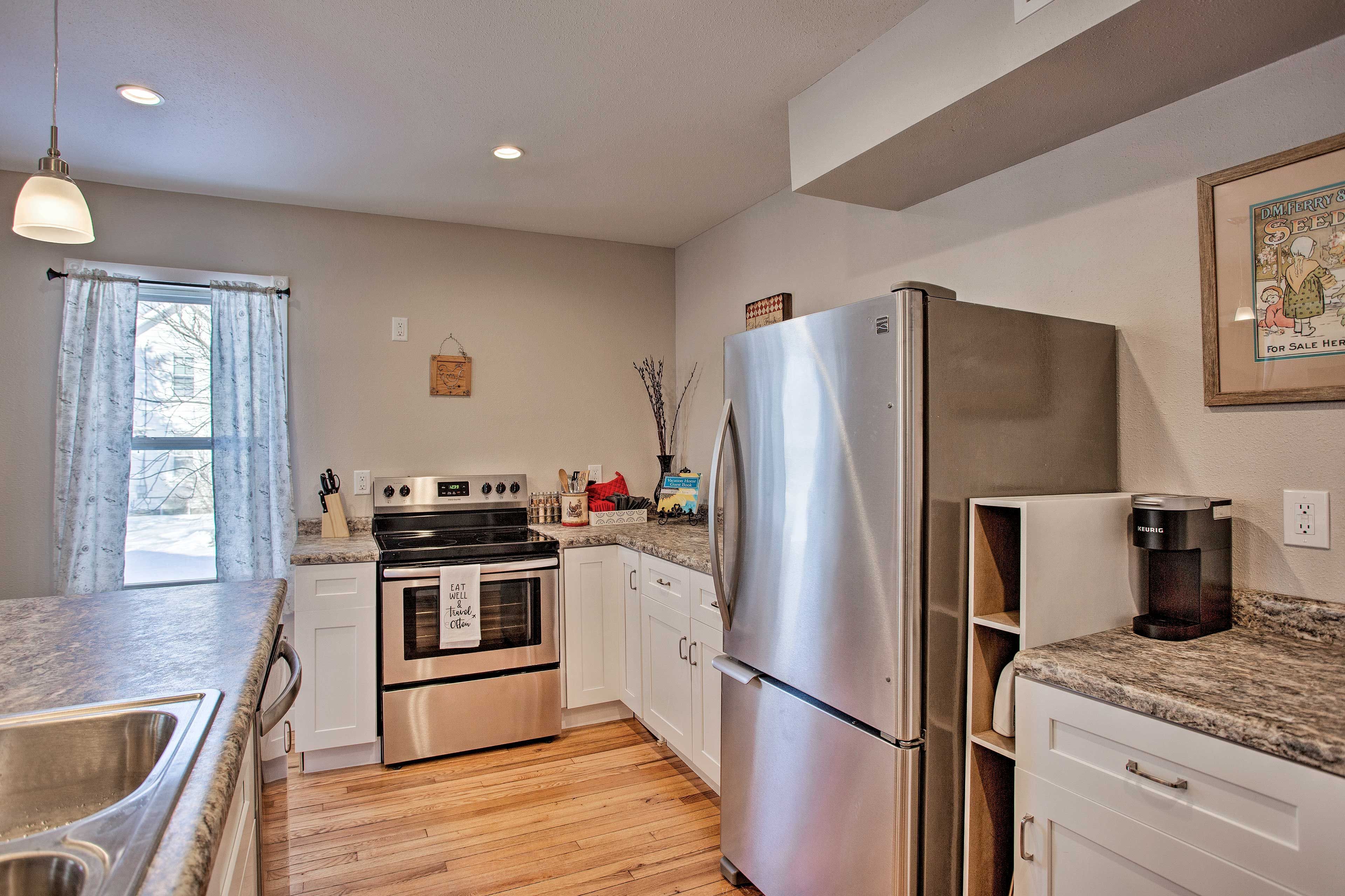 Coffee/tea maker, fridge, microwave, oven