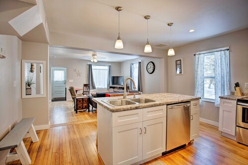 Cozy East Side Retreat, Walk to UW-Stout/ Downtown