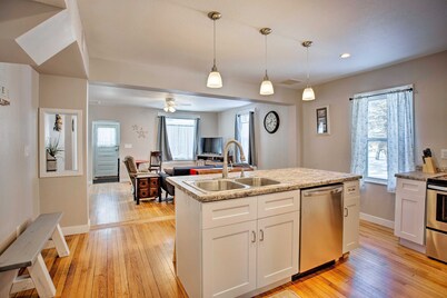 Cozy East Side Retreat, Walk to UW-Stout/ Downtown