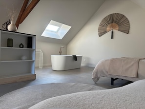 3 habitaciones, escritorio, tabla de planchar con plancha y wifi gratis