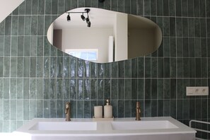 Chuveiro, secador de cabelo, toalhas de banho, sabonete