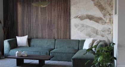 Modern home with lots of space, privacy & free parking