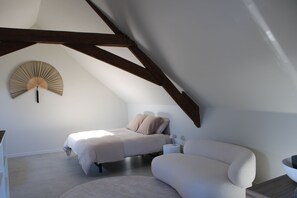 3 quartos, escrivaninha, ferros/tábuas de passar roupa