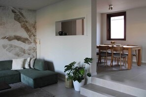 Smart TV - Modern home with lots of space, privacy & free parking (Haaltert)