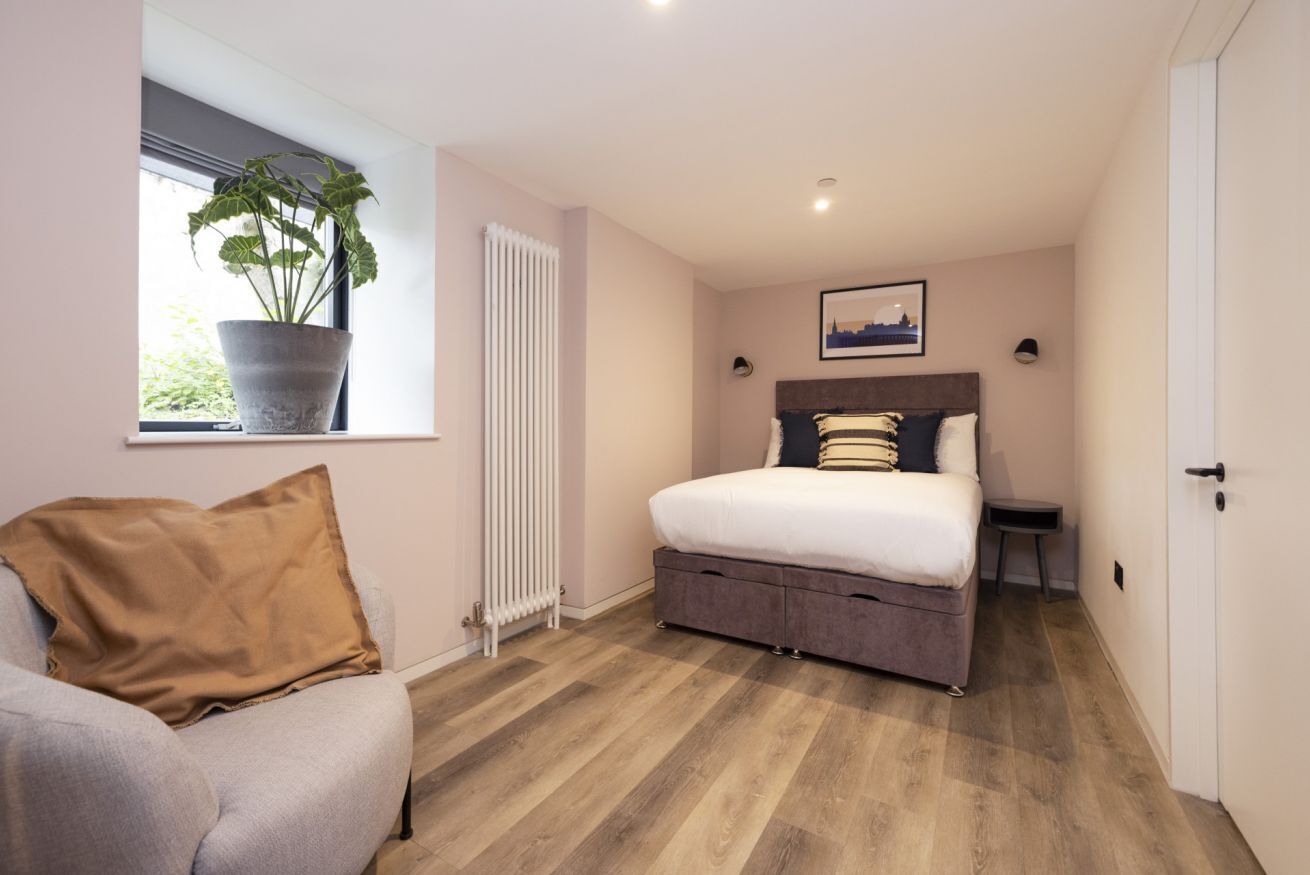 1 chambre, fer et planche à repasser