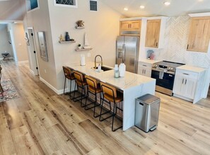 Fridge, microwave, oven, stovetop - 3 min walk to beach/Heated Pool/Games/Kids area (Clearwater Beach)