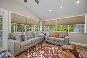 A spacious room with two sofas, a patterned rug, and large windows with blinds. - 3 min walk to beach/Heated Pool/Games/Kids area (Clearwater Beach)