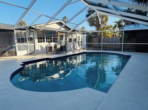 A heated pool - 3 min walk to beach/Heated Pool/Games/Kids area (Clearwater Beach)