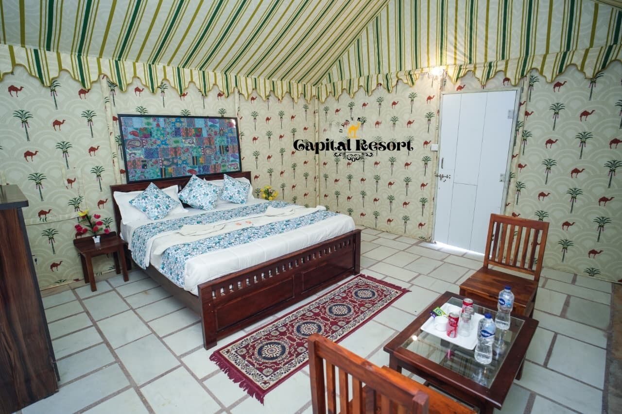 ห้องลักซ์ชัวรี่สวีท, ระเบียง, วิวทะเลทราย | ตู้นิรภัยในห้องพัก, โต๊ะทำงาน