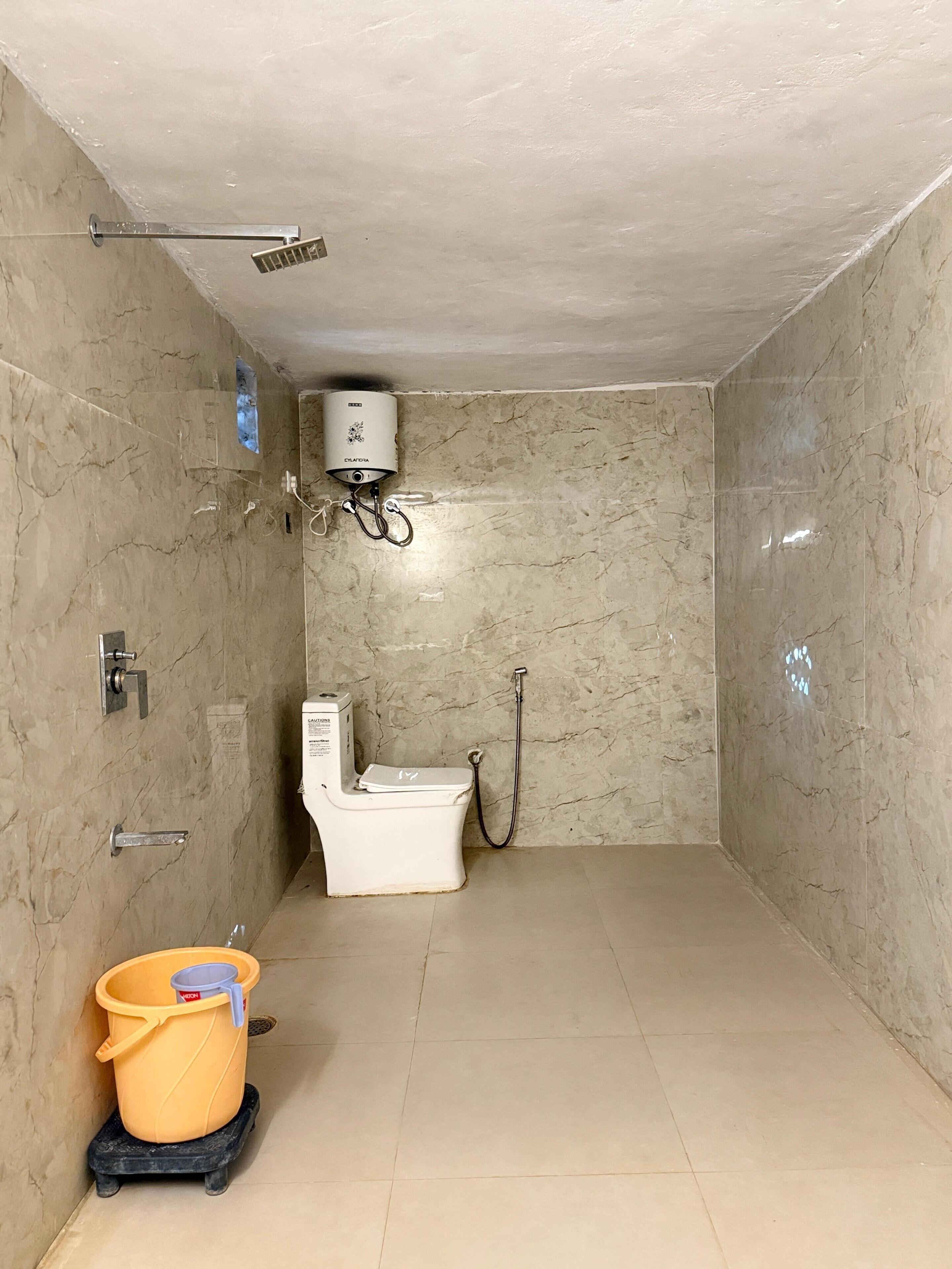 Suihku, tohvelit, pyyhkeet, saippua