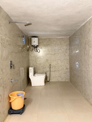 Dusche, Hausschuhe, Handtücher, Seife