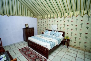 Luxury-Suite, Balkon, Blick auf die Wüste | Zimmersafe, Schreibtisch