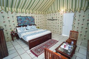 Luxury-Suite, Balkon, Blick auf die Wüste | Zimmersafe, Schreibtisch