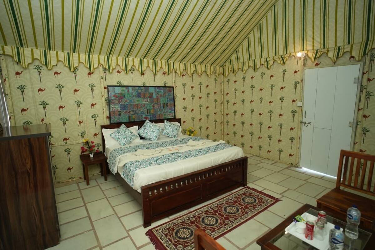 Luxury Suite, Balcony, pemandangan gurun | Peti besi dalam bilik, meja 